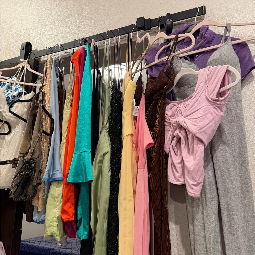 Women’s Clothing Bundle – XS / Small – 34 Pieces - Picture 2 of 14